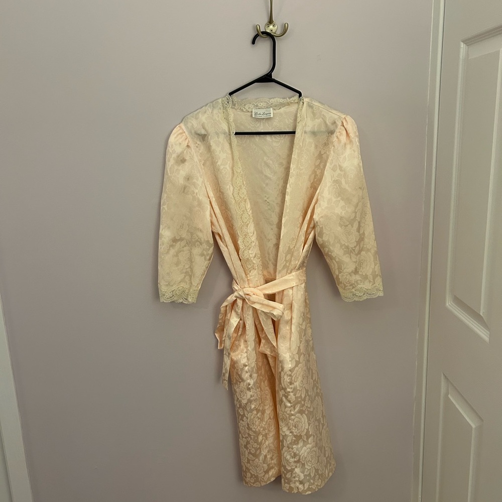Vintage Elegant Lace Robe in Light Peach